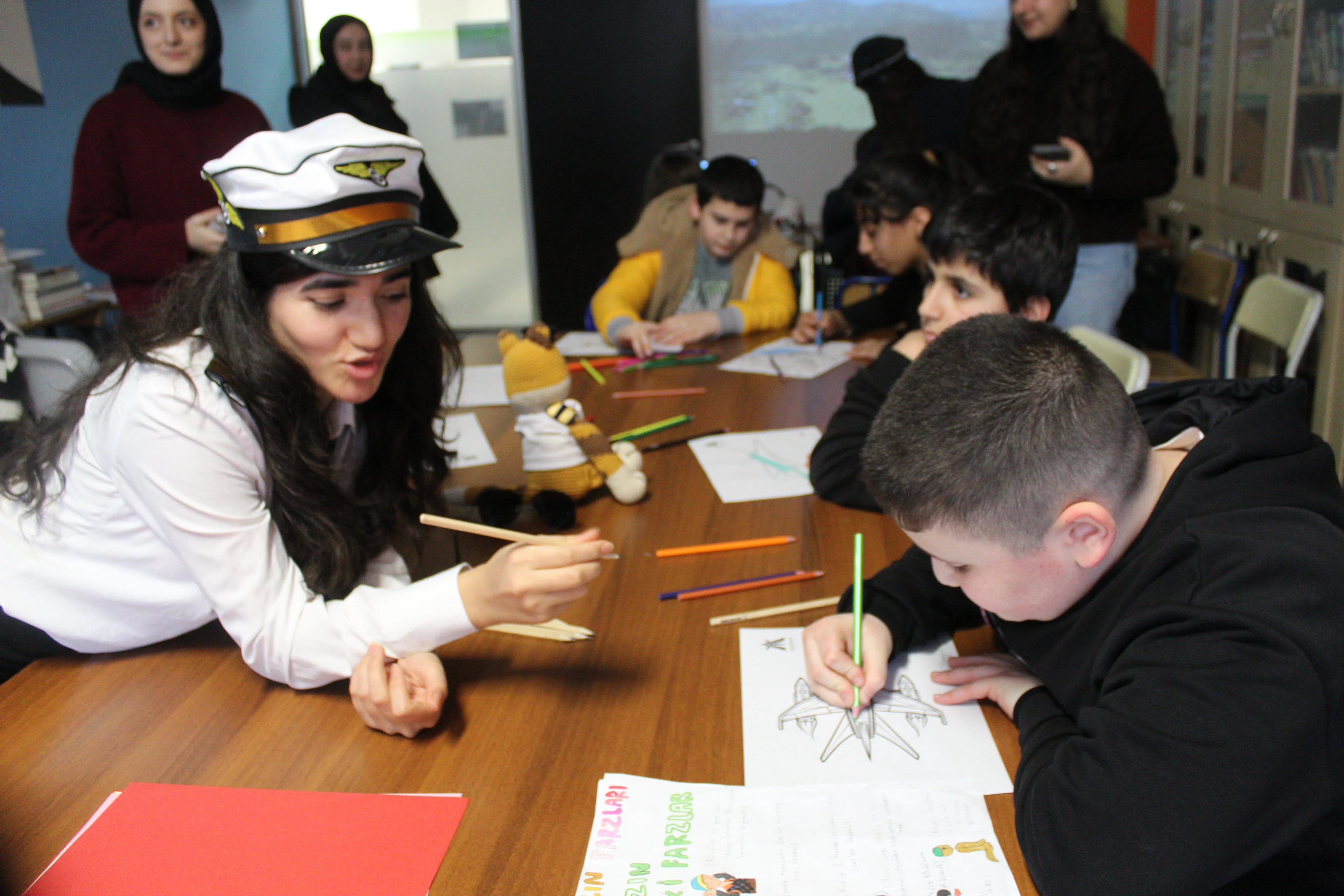 Uçuş Saati etkinliği - öğrenciler uçuş simülatöründe